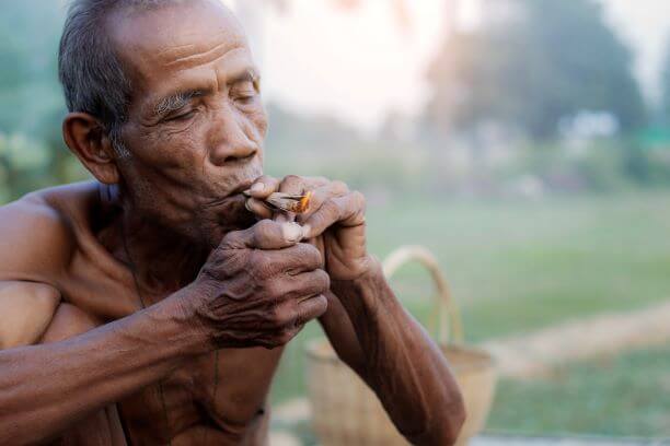 Ureinwohner, der sich eine Zigarette anzündet
