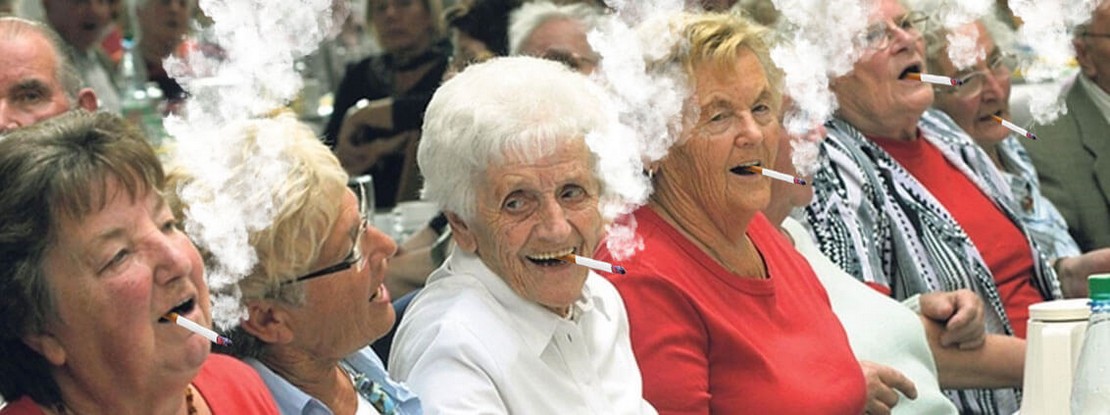 Die wenigen Seniorinnen im Raucherverein singen ein Raucherlied